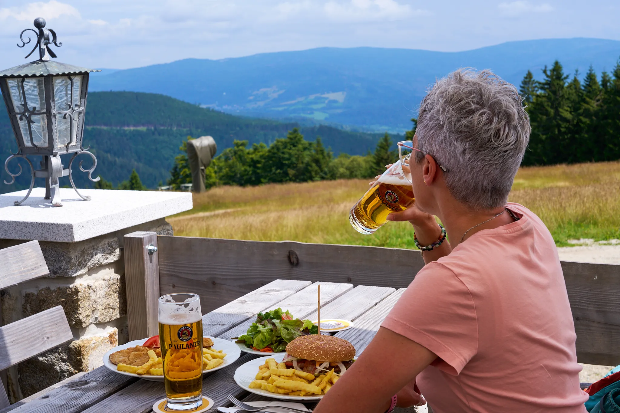 Essen und Trinken mit Bergblick