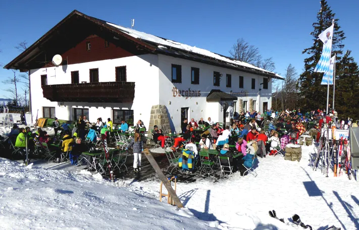 Winterliche Terrasse am Berghaus Sonnenfels